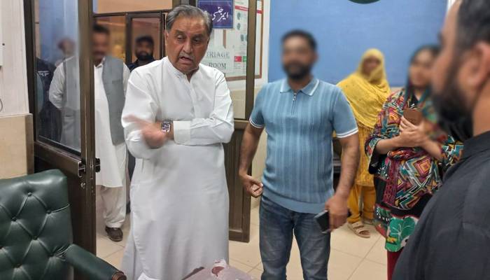 میجر جنرل (ر) اظہر محمود کیانی کا اچانک ٹی ایچ کیو ہسپتال گوجرخان کا دورہ