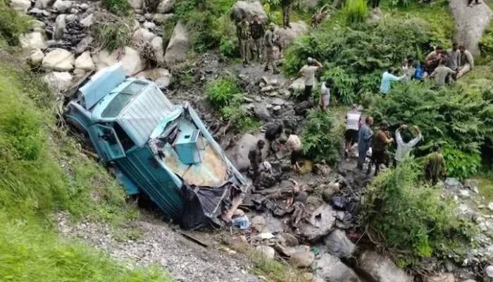 مقبوضہ کشمیر:بھارتی فوج کی بس کھائی میں گرنے سے2اہلکار ہلاک
