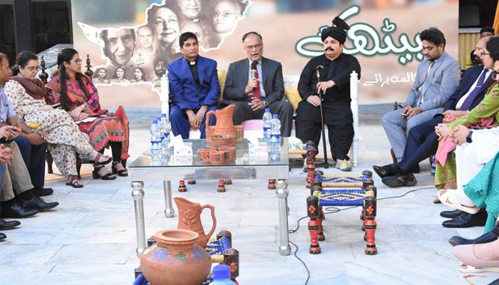 ترقی یافتہ پاکستان کیلئےرنگ،نسل اور مذہب سے بالاتر ہوکرکام کرنا ہوگا،احسن اقبال