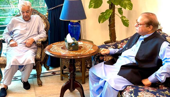 نواز شریف سے خواجہ آصف کی ملاقات، ملکی سیاسی صورتحال پر تبادلہ خیال