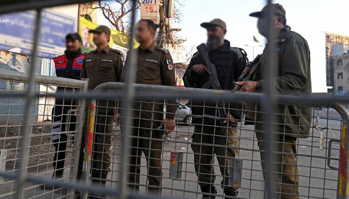 لاہور : ناکے پر دورانِ چیکنگ خاتون نے لیڈی کانسٹیبل کے سر پر بوتل مار دی