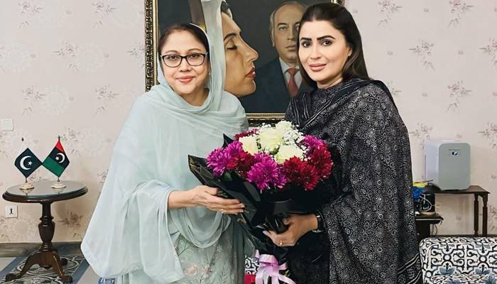 فریال تالپور سے شازیہ مری کی ملاقات، عمرہ کی ادائیگی پر مبارکباد