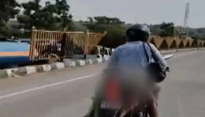 لوگوں کی  بے حسی، شوہر  بیوی کی لاش موٹر سائیکل پر باندھ کر  گاؤں لے جانے پر مجبور