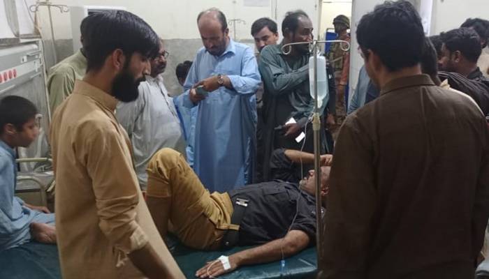 سبی: گرلز کالج کے قریب پولیس اہلکاروں  پر دستی بم سے حملہ  