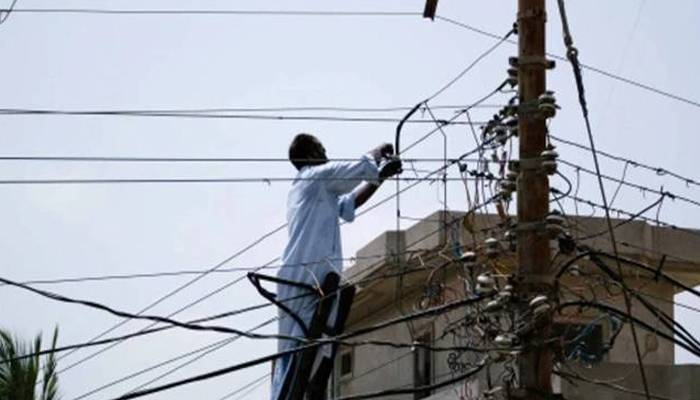 فیصل آباد: بجلی چوری میں ملوث سارے گاؤں کی بجلی کٹ گئی