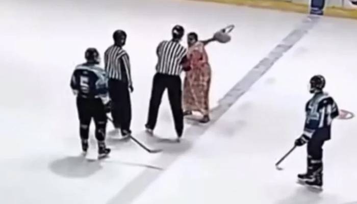 بیٹے کی ٹیم کو بچانے کیلئے ماں کا ریفری سے جھگڑا، ویڈیو وائرل