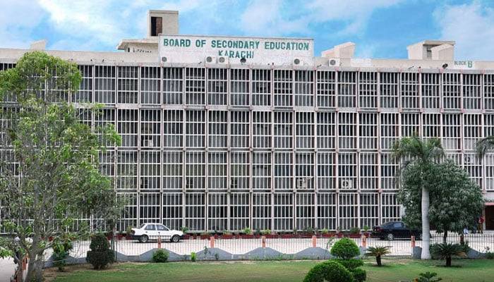 کراچی: میٹرک سائنس گروپ  کے نتائج کا اعلان، پہلی پوزیشن عینا فاروقی کے نام