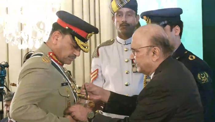 بھارت  کیخلاف معرکہ حق میں تاریخی کامیابی ،صدر نے فیلڈ مارشل کو ہلال جرات سے نواز دیا