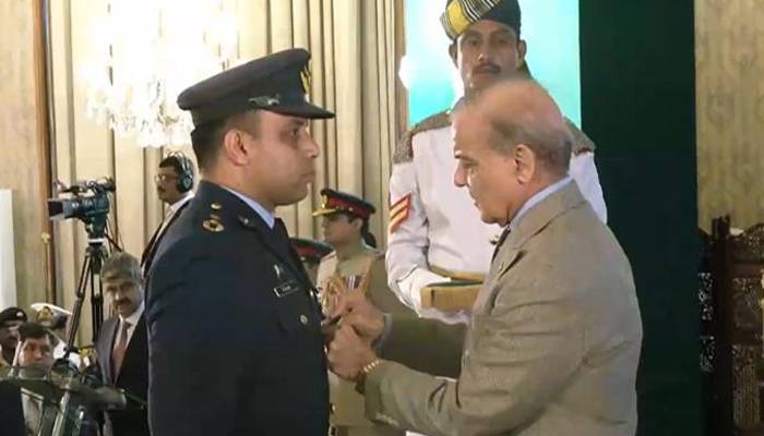 وزیر اعظم کی بھارتی ایس 400 تباہ کرنے والے پائلٹ کی خصوصی پذیرائی