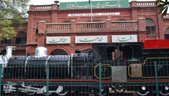 ریلوے حکام نے گریڈ 21 اور 20 کے افسروں کا باہمی تبادلہ کردیا
