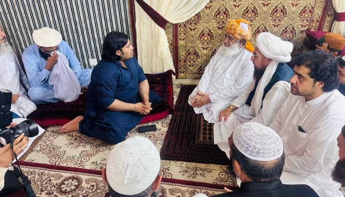  نومسلم ساغر چاولہ، مولانا فضل الرحمان کے ہاتھ پر مشرف بہ اسلام ہو گئے 