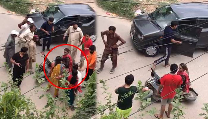 ویڈیو: گاڑی کو راستہ نا ملنے پر 2 خواتین کا خاتون پر تشدد