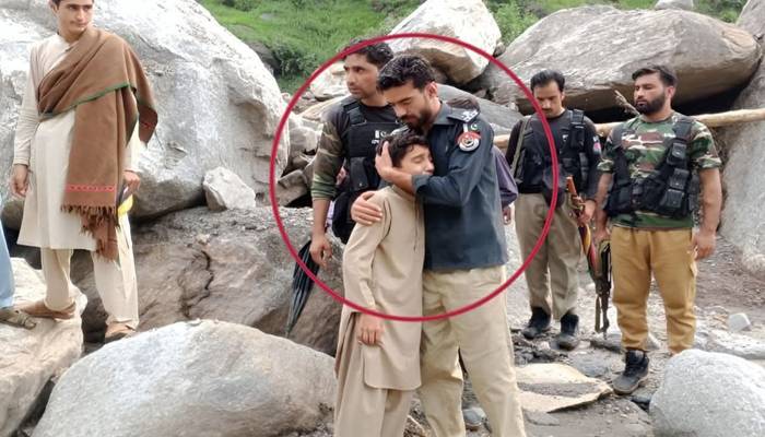 بونیر کے 12 سالہ اسلام نامی بچے کی  تصویر اور کہانی نے سب کو رُلا دیا 