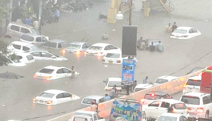 کراچی میں شدید بارش ،  مختلف  علاقوں  میں اربن فلڈنگ ،گاڑیاں تیرنے لگیں