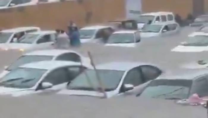 کراچی  میں موسلادھار بارش، گھر کی دیوار گر گئی، 4 افراد جاں بحق