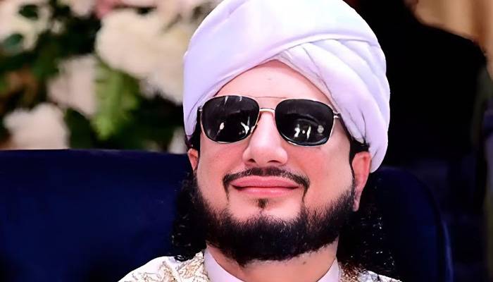 ہاتھوں میں پاسپورٹ اور موبائل فون، شف شف والی سرکار کی نئی ویڈیو وائرل