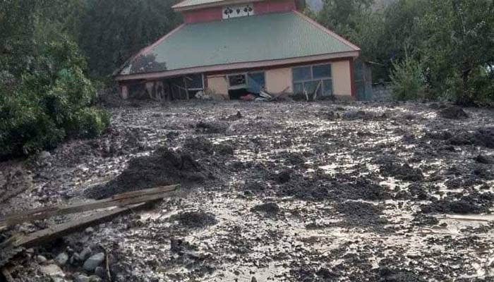 غذر:گلیشیئرپھٹنے سے خوفناک سیلابی صورتحال،دیہات زیرآب،درجنوں افراد پھنس گئے