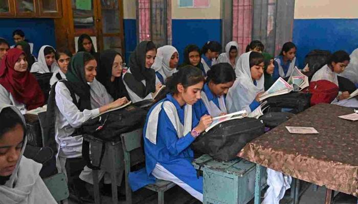 سکولوں کے دوروں پر سرکاری افسران کو گلدستے اور تحائف دینے پر پابندی