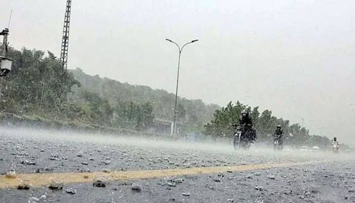 ملک بھر میں گرج چمک کے ساتھ موسلادھار بارشوں کی پیشگوئی