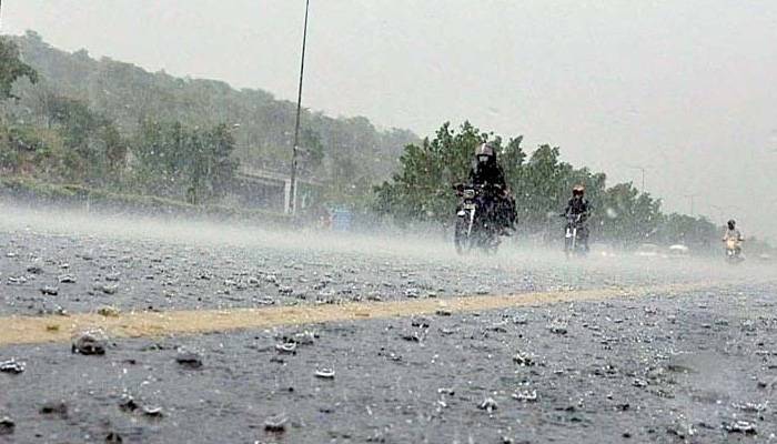 لاہور میں شدید بارش، پانی گھروں میں داخل، ٹریفک کی روانی متاثر
