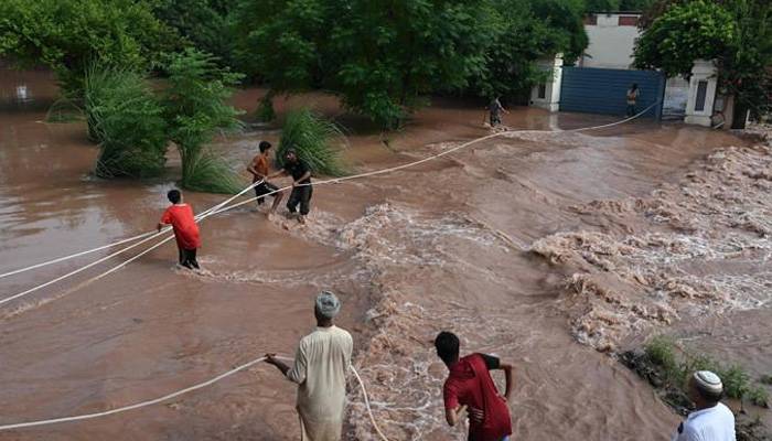 پنجاب میں سیلاب نے تباہی مچا دی، حفاظتی بند ٹوٹنے سے سیلابی پانی آبادیوں میں داخل