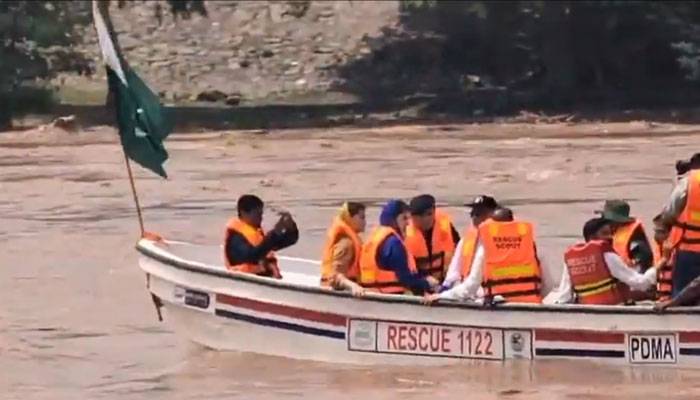وزیراعلیٰ پنجاب کا کشتی میں سوار ہوکردریائے راوی کی سیلابی صورتحال کا جائزہ