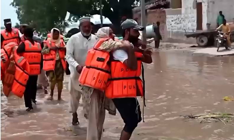 پاک فوج کی سیلاب سے متاثرہ افراد کیلئے امدادی کارروائیاں جاری
