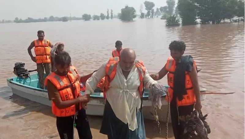 پاک فوج کا جھنگ، فیصل آباد، چنیوٹ اور ٹوبہ ٹیک سنگھ میں ریسکیو آپریشن جاری