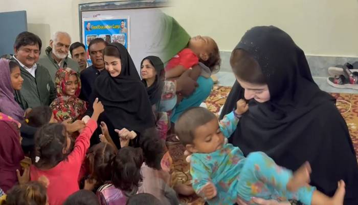 وزیر اعلی مریم نواز  کافلڈ ریلیف کیمپ میں مقیم بچوں سے اظہارِ شفقت،گود میں بٹھا کر پیار کیا