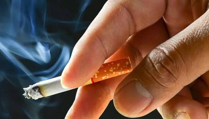 سگریٹ نوشی پر لگ بھگ 4 لاکھ جرمانہ عائد