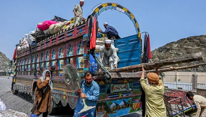 ملک چھوڑنے کی ڈیڈ لائن ختم ہونے کے بعد افغان پناہ گزینوں کی سمز بند