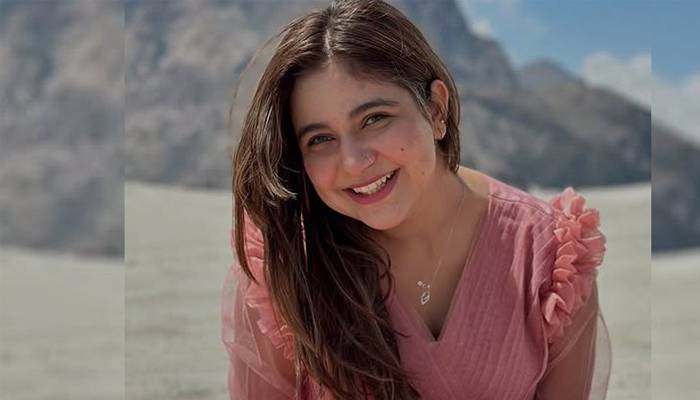 سامعہ حجاب کی حسن زاہد کے گلے میں بانہیں ڈالے ''ویپ'' پیتے پرانی ویڈیو وائرل