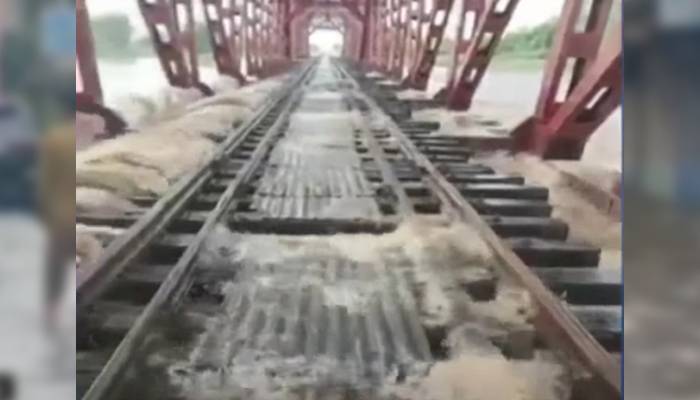 ملتان سےبری خبر: سیلابی ریلا ریلوے برج تک پہنچ گیا