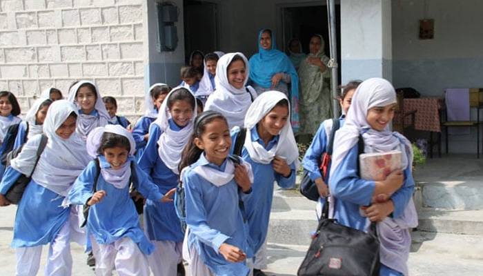 چنیوٹ میں سیلابی صورتحال کے پیش نظر تعلیمی ادارے مزید دو روز کیلئے بند رکھنے کا اعلان