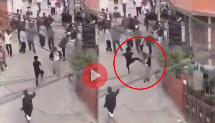 ویڈیو: نیپال میں مشتعل مظاہرین نے وزیر خزانہ کو گھیر لیا، فلائنگ کک بھی ماری