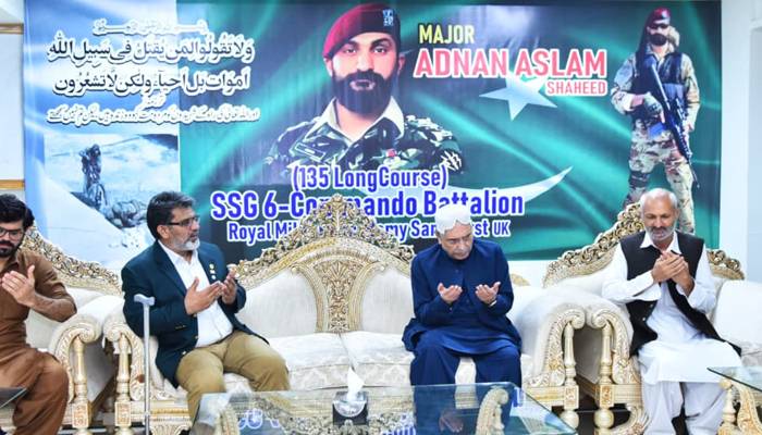 ‎صدر مملکت کی شہید میجر عدنان اسلم کے گھر آمد، اہلخانہ سے اظہار تعزیت