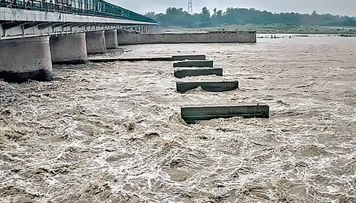 پنجاب کے بعد سیلاب کی سندھ میں تباہ کاریاں،نشیبی علاقوں سے نقل مکانی جاری