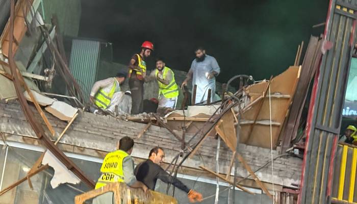 پشاور: جی پی او کے قریب عمارت کا حصہ گر گیا، 5 افراد ملبے تلے دب گئے