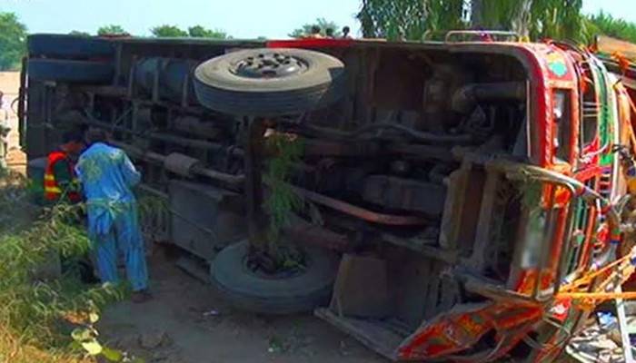  خانیوال: بس الٹنے سے 4 مسافر جاں بحق، 18 سے زائد زخمی