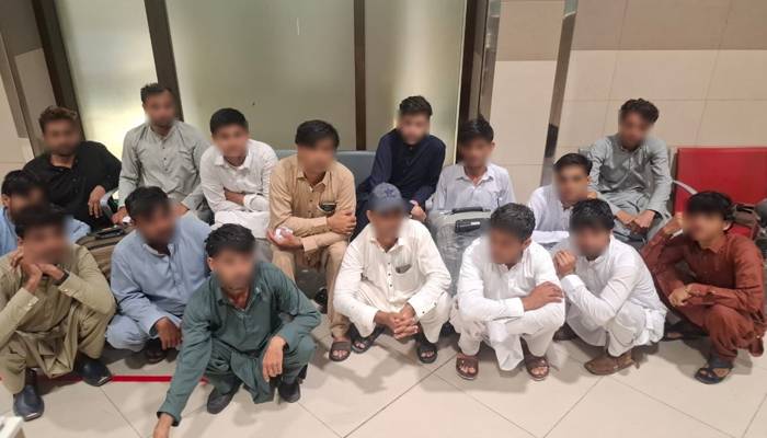  عمرے ویزے کی آڑ میں ملازمت کیلئے سعودی عرب جانے والے 16 مسافر آف لوڈ 