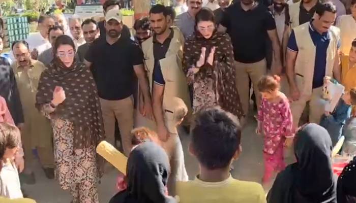وزیر اعلی مریم نواز کی بچوں کے ساتھ بیٹ بال کھیلنے کی ویڈیو وائرل