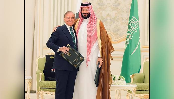 محمد بن سلمان کا پرجوش انداز، شہباز شریف کو گلے لگا لیا