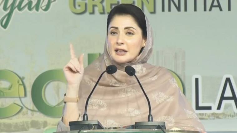وزیر اعلیٰ پنجاب کی بہاولنگر میں سیلاب متاثرہ خواتین سے ملاقات، بچوں سے پیار کیا