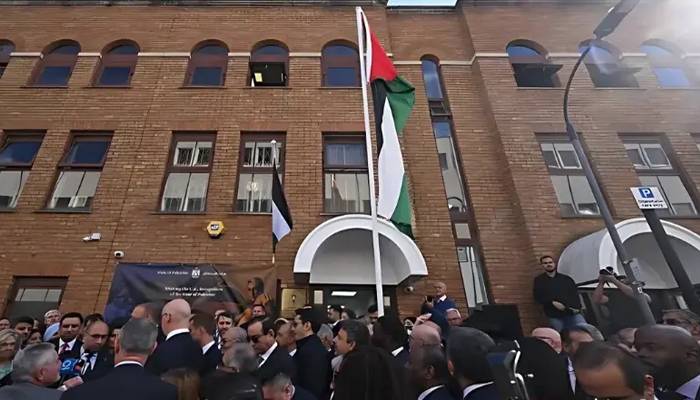 لندن میں فلسطینی مشن کو سفارتخانے کا درجہ   مل گیا،  پہلی بار فلسطینی پرچم  بھی لہرایا گیا