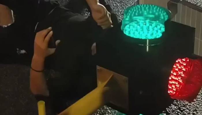 تیز رفتار اسکوٹر سوار کا سر ٹریفک لائٹ میں پھنس گیا ، ویڈیو وائرل