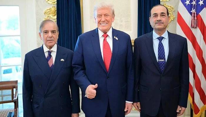 وزیراعظم کی وائٹ ہاؤس میں امریکی صدر سے تاریخی ملاقات، فیلڈ مارشل بھی شریک