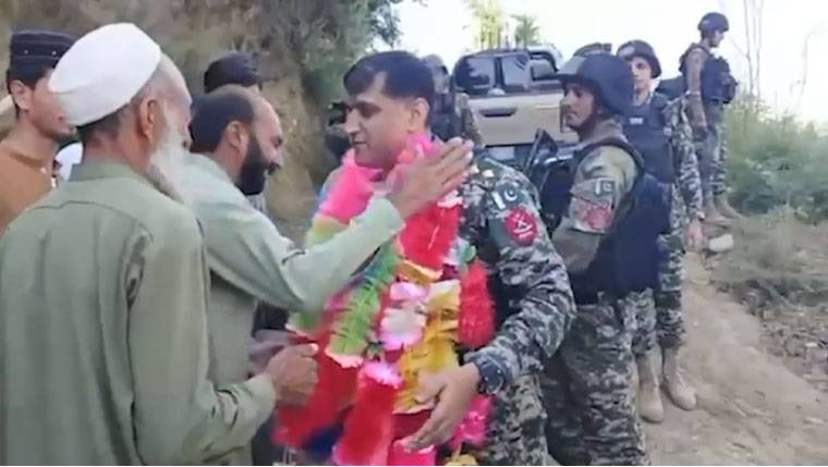 عوام کا خیبر پختونخوا کے علاقہ دیر میں پاک فوج کے کامیاب آپریشن کے بعد پرتپاک استقبال