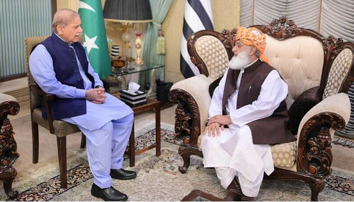وزیرِ اعظم اور فضل الرحمن کے درمیان ٹیلی فونک رابطہ، سعودی عرب سے دفاعی معاہدے پر گفتگو
