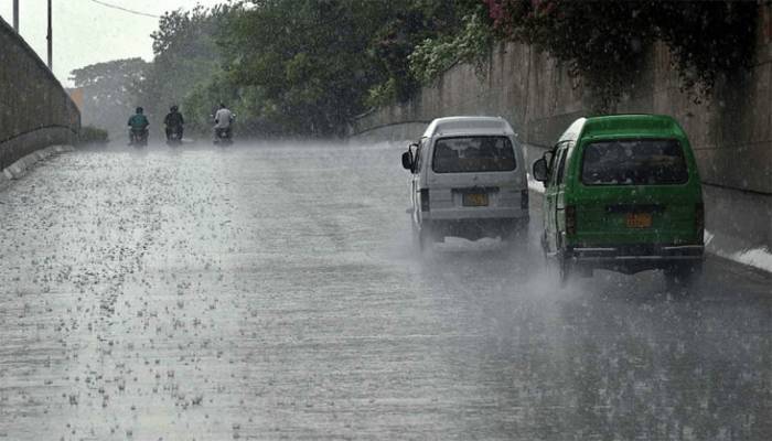 لاہور اور کراچی سمیت مختلف علاقوں میں بارش، پہاڑی علاقوں میں پہلی برفباری