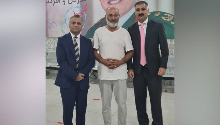 سابق سینیٹر مشتاق احمد کو اسرائیلی فورسز نے رہا کردیا، اسحاق ڈار
